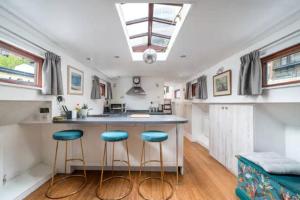 Historic Dutch Barge, Idyllic location