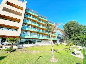 Depto en pleno centro con pileta, cochera, hermosa vista