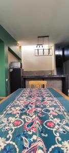 Cozy Room, private bathroom, views of mountains kitchen