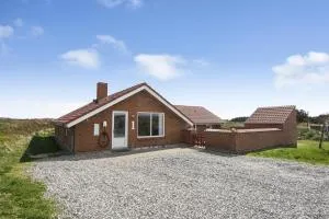Holiday home with spa and pool by the sea - SJ670 - Ferring