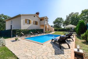 App Sadina with Private Pool and Garden 