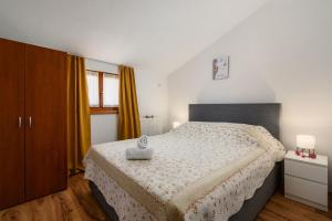 App Sadina with Private Pool and Garden