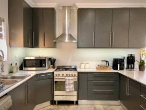Cape Winelands Mountain View Getaway