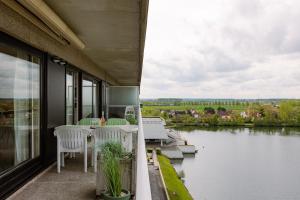 Huswell - Apartment with lake view & common indoor pool