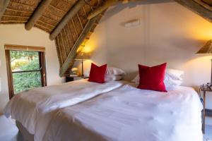 Serene, Thatched Apartment in Noordhoek, Cape Town