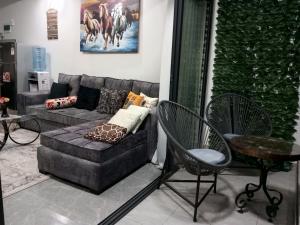 Tranquil 7th floor Apartment near Art Caffe Market