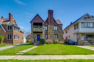 Trendy South Euclid Apt - 5 Mi to Cleveland Clinic