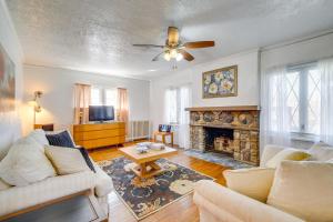 Trendy South Euclid Apt - 5 Mi to Cleveland Clinic