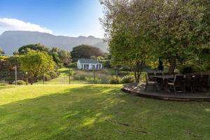Serene, Thatched Apartment in Noordhoek, Cape Town