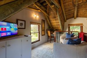 Serene, Thatched Apartment in Noordhoek, Cape Town