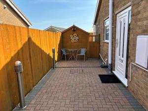 2-Bed Bungalow Sleeps 6 Parking & Pet Friendly