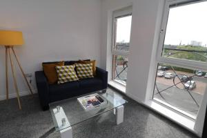 2 Bedroom Penthouse in Coventry - Private Parking