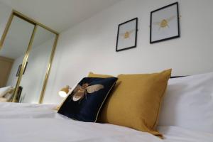 2 Bedroom Peaceful Penthouse - Private Parking