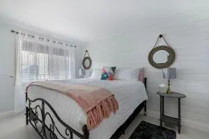 Modern Condo With Pool Steps From Vanderbilt Beach - Vanderbilt Beach Estates