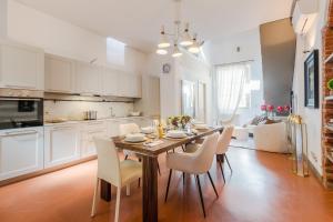 Georgia Modern Panoramic Penthouse with Elevator