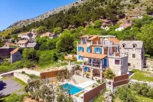 Two houses Villa Diana Jesenice with pool, sauna, playground - 克瑞罗