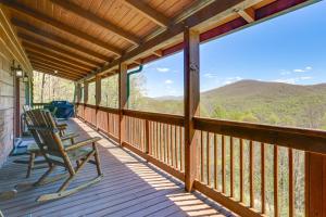 Family Cabin w/ Private Hot Tub & Views in Boone!