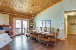 Family Cabin w Private Hot Tub & Views in Boone!