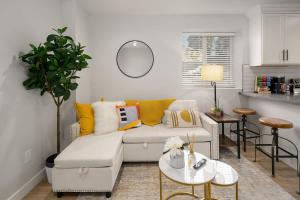 Brand New Designers Modern 1BR Home 1min to I-5