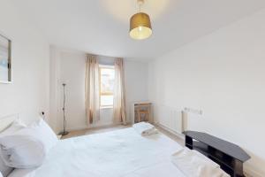 Spacious 3-Bed with balcony, 5-min walk to station