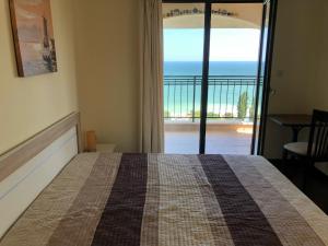 Spacious seaview apartments, 100m to the beach