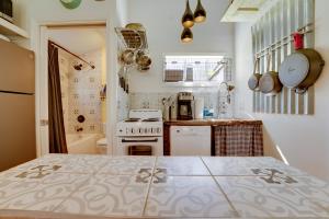 4-Season Gold Coast Cottage, 2 Mi to Winter Sports