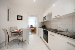 Anetts downtown apartment