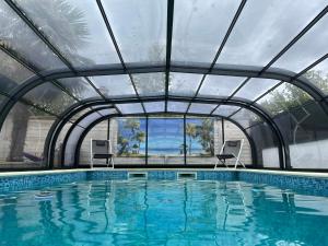 Maisons de vacances Maison 10 pers avec piscine chauffee et spa : Maison 5 Chambres