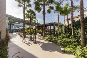 Varandas do Atlântico 102-A – Apartamento de Alto Padrão com Vista para o Mar em Bombas.