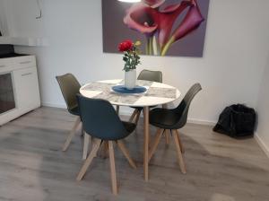 Work and Stay Sundern-Allendorf Modernisierte Unterkunft mit 5 Betten plus Schlafcouch mit Balkon