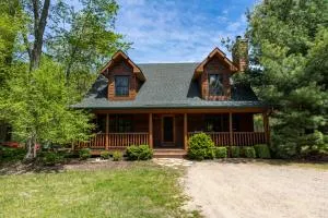 Big Bear Cabin - Cabin Getaway - Private hot tub - Community Pool! - Macatawa