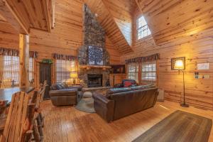 Big Bear Cabin - Cabin Getaway - Private hot tub - Community Pool!