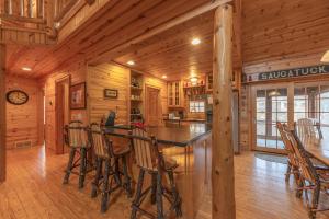 Big Bear Cabin - Cabin Getaway - Private hot tub - Community Pool!
