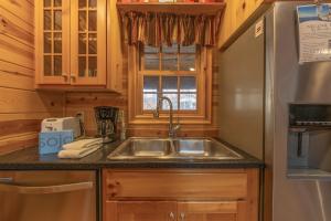 Big Bear Cabin - Cabin Getaway - Private hot tub - Community Pool!