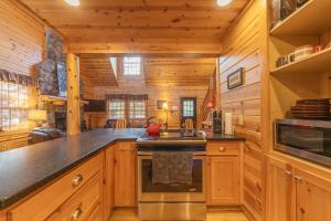 Big Bear Cabin - Cabin Getaway - Private hot tub - Community Pool!