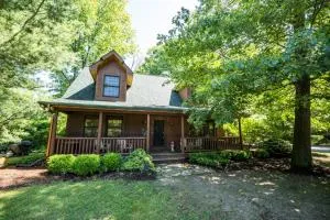 Gecko Getaway - Great cabin getaway - private hot tub - community pool - Macatawa