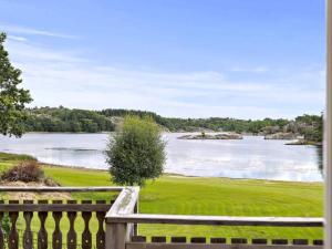 Seaside Cottage with Balcony and Grill
