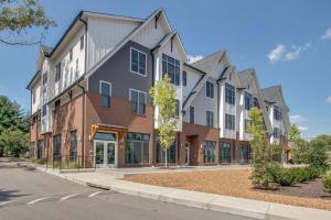 New East Nash - King Bed Short Drive to Dwntwn