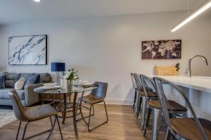 New East Nash - King Bed Short Drive to Dwntwn