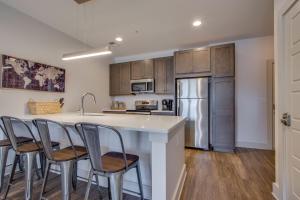 New East Nash - King Bed Short Drive to Dwntwn