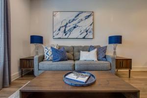 New East Nash - King Bed Short Drive to Dwntwn