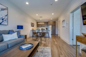 New East Nash - King Bed Short Drive to Dwntwn