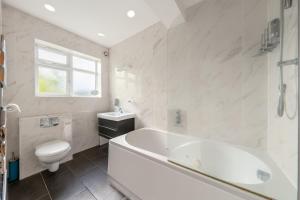Barnet Serviced Accommodation - Elegant 5-Bedroom Home, Just a 7-Minute Stroll from High Barnet Station - Book Your Stay Today!"
