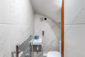 Barnet Serviced Accommodation - Elegant 5-Bedroom Home, Just a 7-Minute Stroll from High Barnet Station - Book Your Stay Today!"