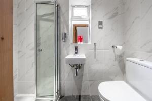 Barnet Serviced Accommodation - Elegant 5-Bedroom Home, Just a 7-Minute Stroll from High Barnet Station - Book Your Stay Today!"