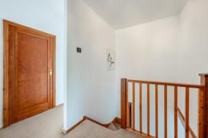 Barnet Serviced Accommodation - Elegant 5-Bedroom Home, Just a 7-Minute Stroll from High Barnet Station - Book Your Stay Today!"