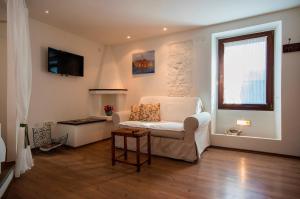 Gorgeous Studio Tiramola