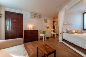 Gorgeous Studio Tiramola