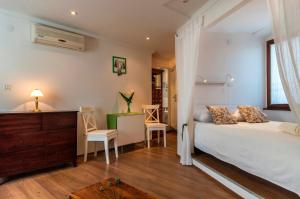 Gorgeous Studio Tiramola