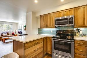 Hot Tub Access Bright Breckenridge Condo